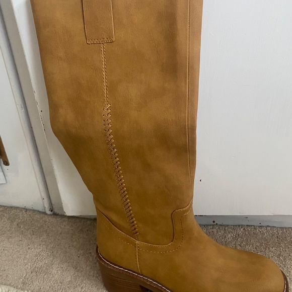 Boots - Picture 3 of 4